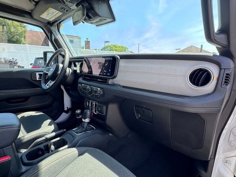 Used 2025 Jeep Wrangler Unlimited Sahara AWD/4WD image 18