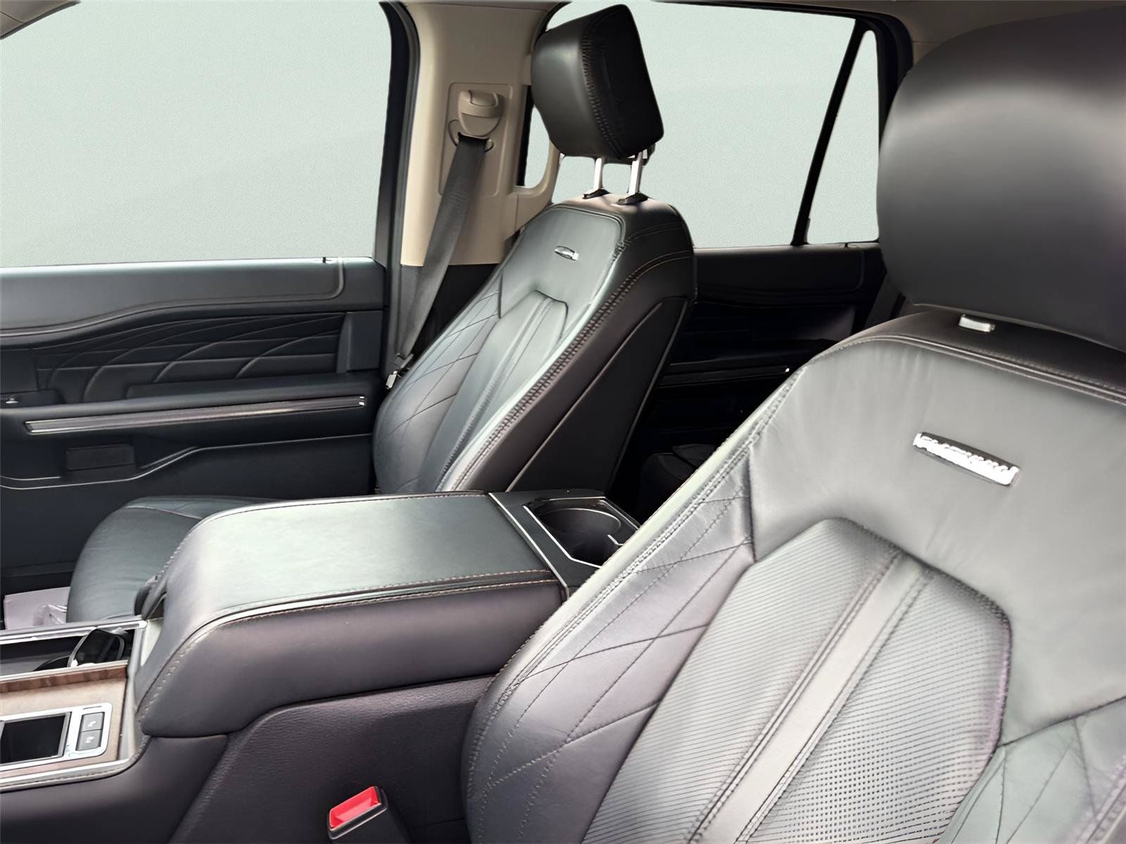 Used 2019 Ford Expedition Platinum RWD image 3