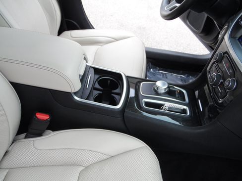 Used 2019 Chrysler 300 Limited image 22