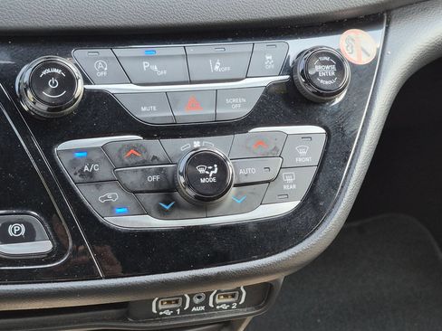 Used 2025 Chrysler Pacifica Select FWD image 24