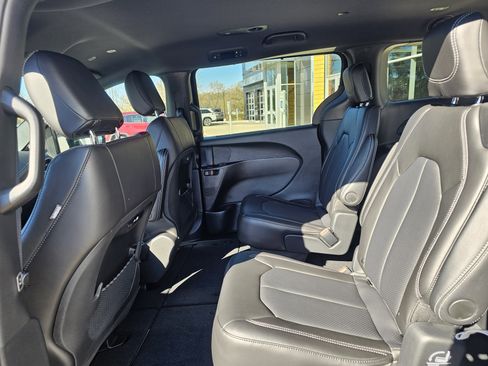 New 2026 Chrysler Pacifica Select image 8