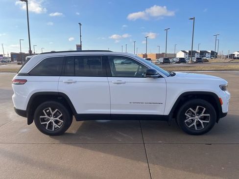 Used 2024 Jeep Grand Cherokee Limited w/ Luxury Tech Group II image 6