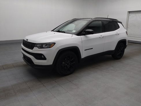 Used 2022 Jeep Compass Latitude FWD image 2