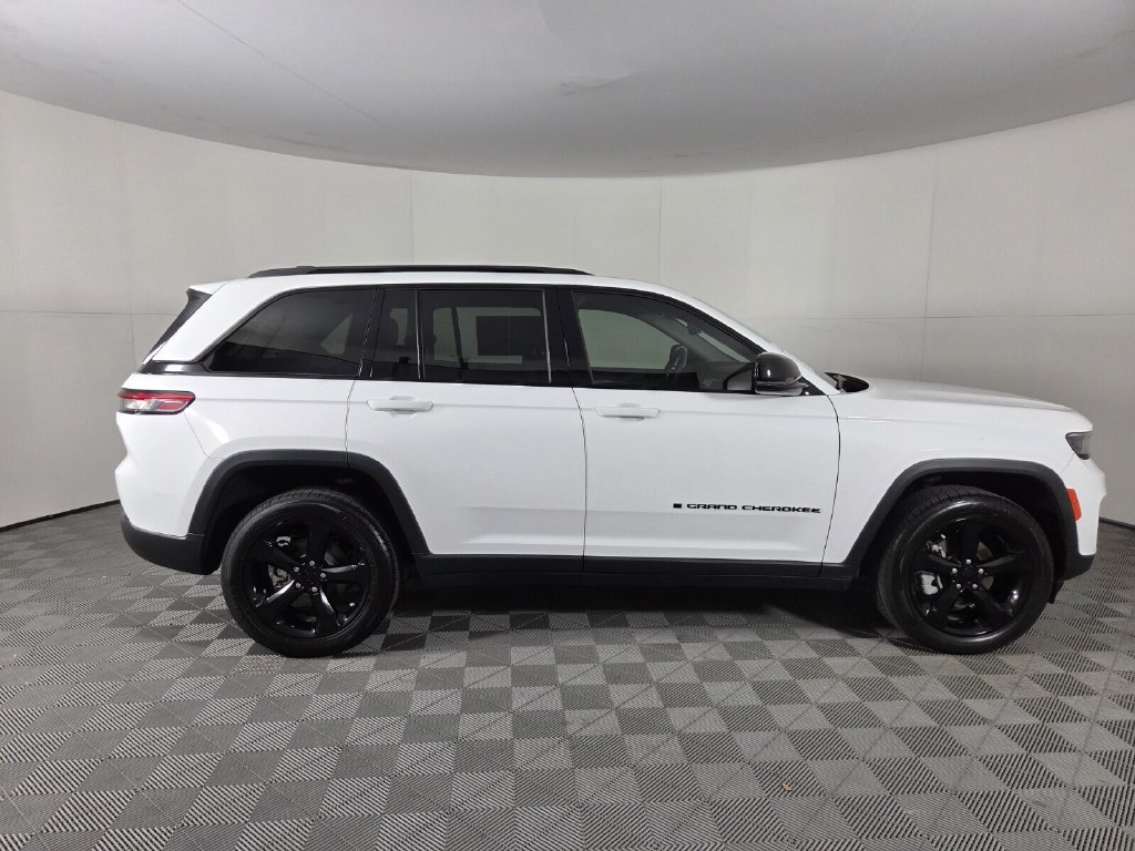 Used 2023 Jeep Grand Cherokee Limited w/ Black Appearance Package AWD/4WD image 4