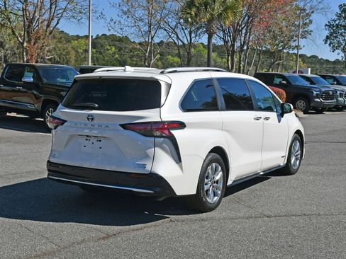 Used 2021 Toyota Sienna Limited FWD image 4