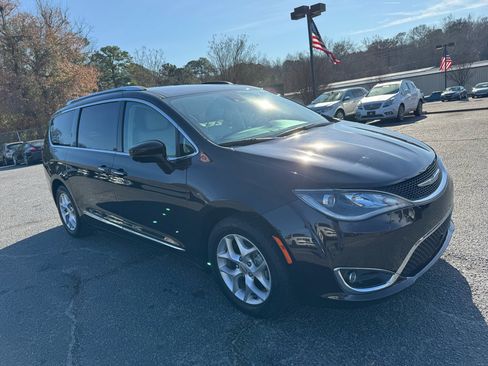 Used 2017 Chrysler Pacifica Touring-L Plus w/ Advanced Safetytec Group image 7
