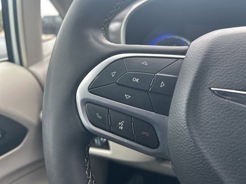 Used 2024 Chrysler Pacifica Touring-L image 22