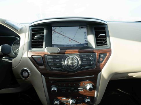 Used 2018 Nissan Pathfinder Platinum image 17