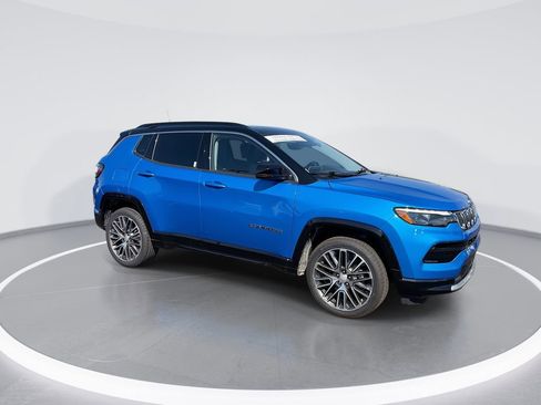 Used 2022 Jeep Compass Limited w/ Elite Group AWD/4WD image 2