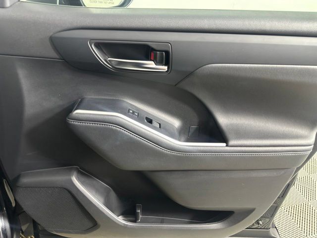 Used 2022 Toyota Highlander XLE AWD/4WD image 25