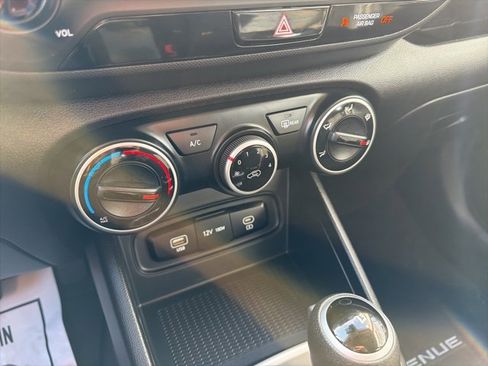 Certified 2025 Hyundai Venue SE image 23