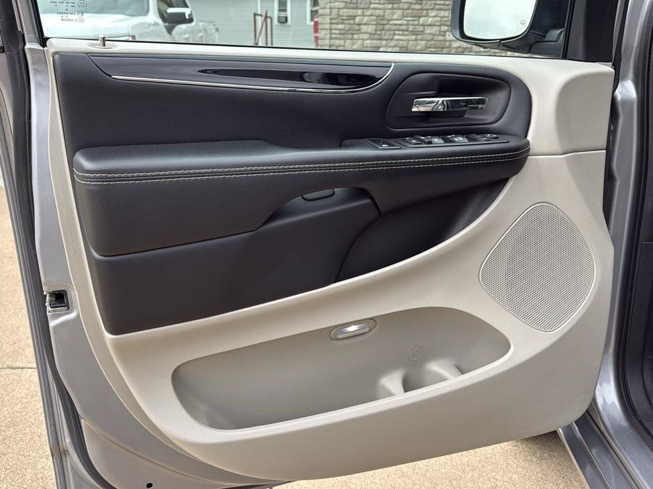 Used 2019 Dodge Grand Caravan SXT FWD image 8