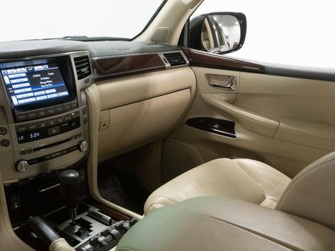 Used 2015 Lexus LX 570 4WD w/ Luxury Package image 12