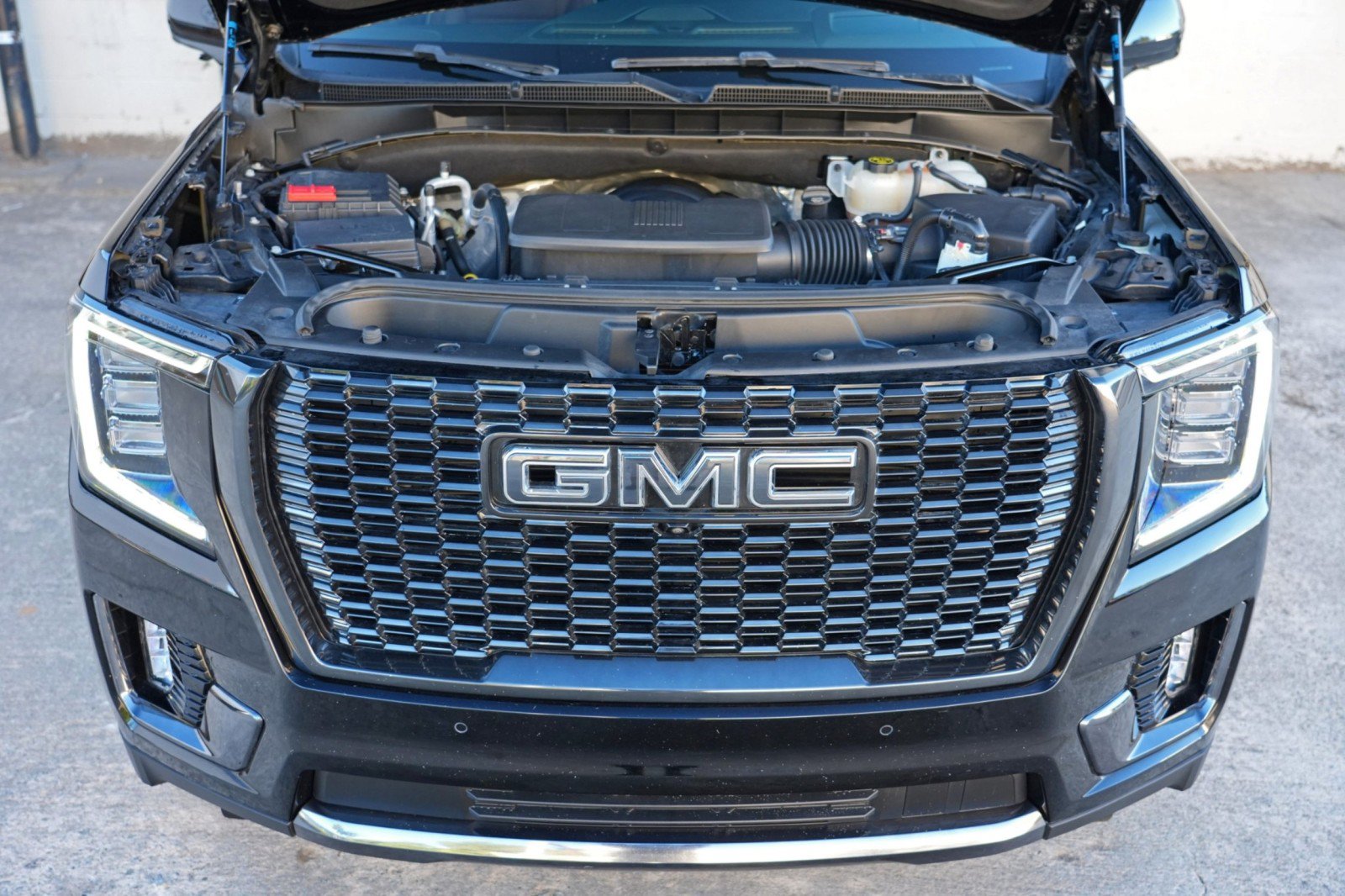 Used 2023 GMC Yukon Denali Ultimate AWD/4WD image 8