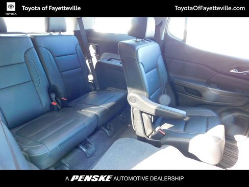 Used 2023 GMC Acadia SLT w/ Preferred Package FWD image 4