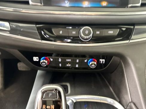 Used 2018 Buick Enclave Essence image 23