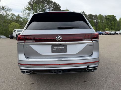 Used 2024 Volkswagen Atlas SEL Premium R-Line image 4