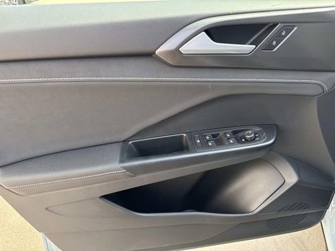 New 2026 Volkswagen Taos SE FWD image 12