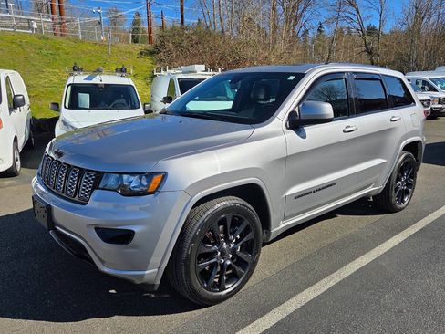 Used 2020 Jeep Grand Cherokee Altitude AWD/4WD image 3