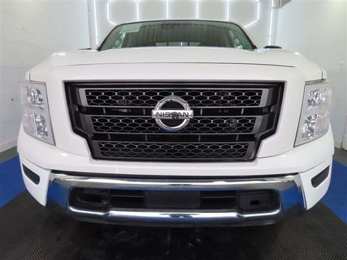Used 2022 Nissan Titan SV image 3