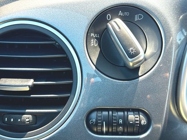 Used 2019 Volkswagen Beetle 2.0T SE FWD image 18