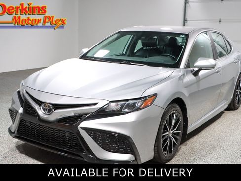 Used 2024 Toyota Camry SE w/ Cold Weather Package FWD image 1