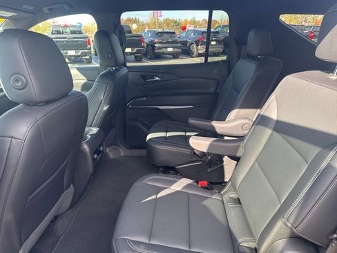 Used 2025 Chevrolet Traverse LT image 19