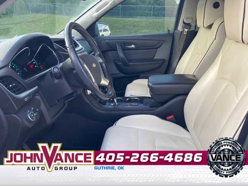 Used 2017 Chevrolet Traverse LT FWD image 3