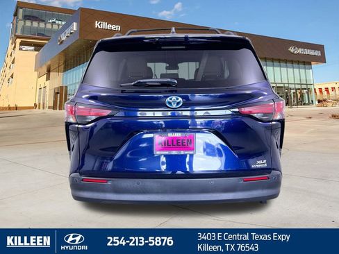 Used 2021 Toyota Sienna XLE image 6