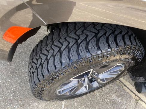 Used 2021 Chevrolet Tahoe Z71 w/ Z71 Signature Package AWD/4WD image 34