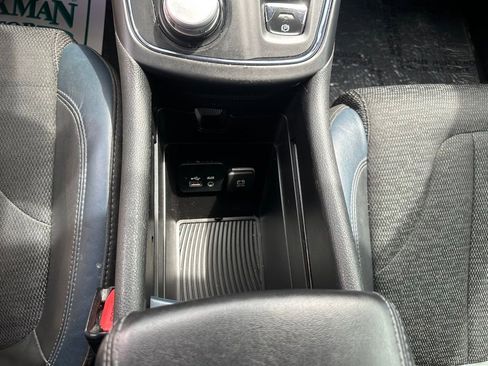 Used 2015 Chrysler 200 S FWD image 18
