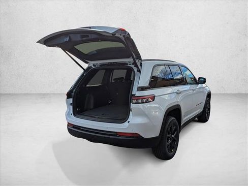 New 2025 Jeep Grand Cherokee Altitude image 2