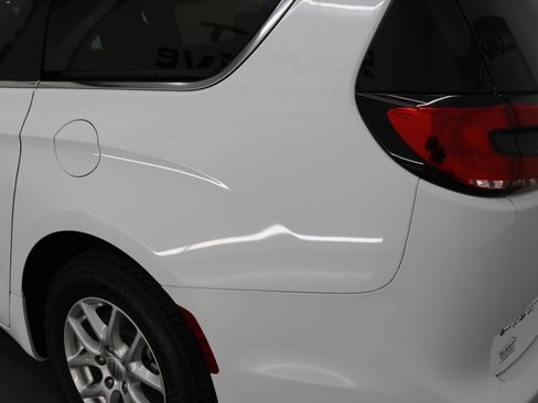 Used 2024 Chrysler Pacifica Touring-L FWD image 31