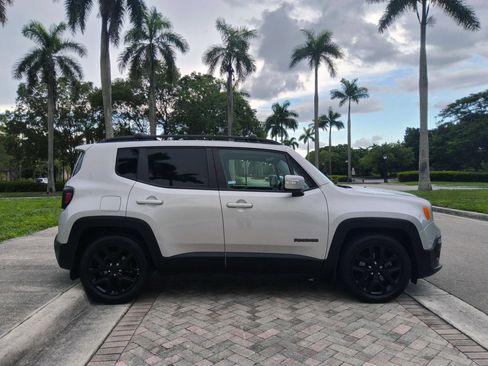 Used 2017 Jeep Renegade Altitude FWD image 21