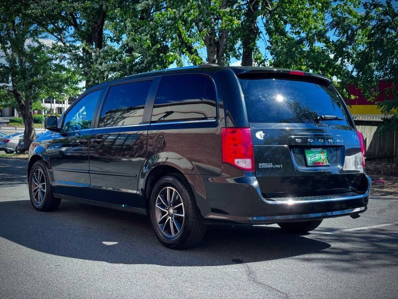 Used 2017 Dodge Grand Caravan SXT FWD image 5