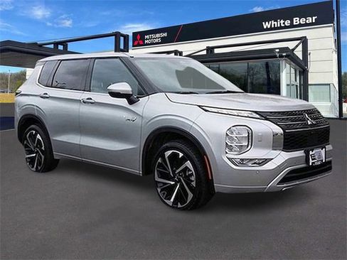 Used 2025 Mitsubishi Outlander SEL image 1