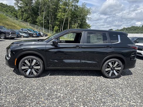 New 2025 Mitsubishi Outlander SE image 11