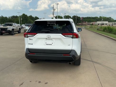 Used 2021 Toyota RAV4 LE image 7