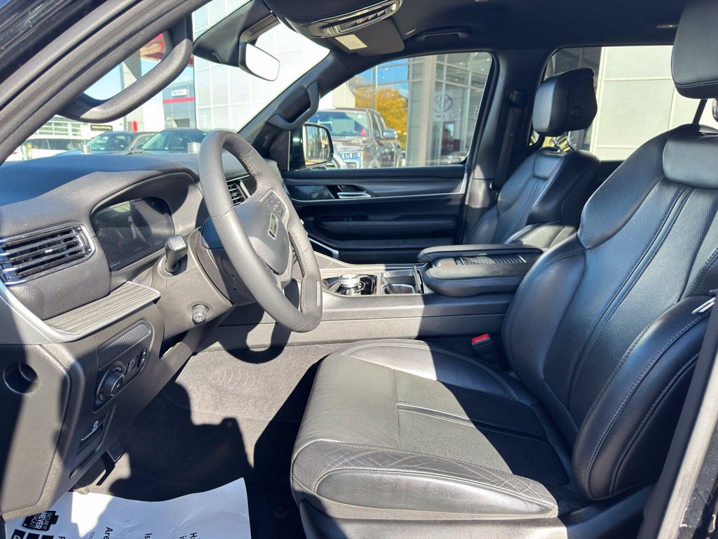Used 2024 Jeep Wagoneer L Series II w/ Flexible Seating Group AWD/4WD image 29