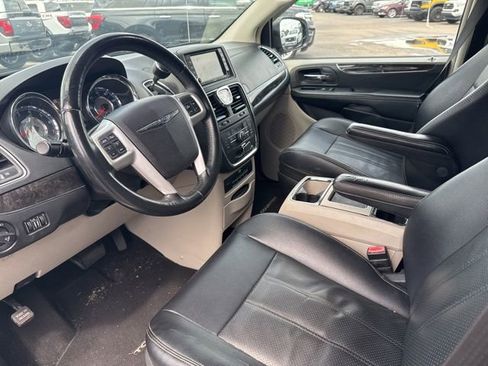 Used 2015 Chrysler Town & Country Touring-L FWD image 12