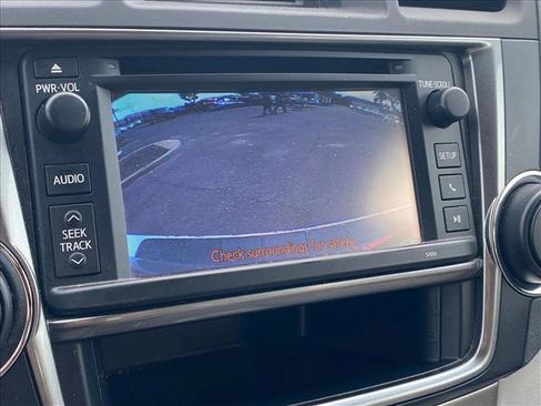 Used 2013 Toyota Highlander SE FWD image 20