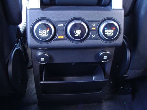 Used 2020 Land Rover Discovery Landmark image 38