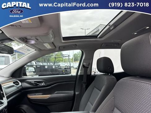 Used 2022 GMC Acadia SLE w/ Driver Convenience Package FWD image 22
