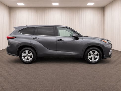 Used 2020 Toyota Highlander L FWD image 2