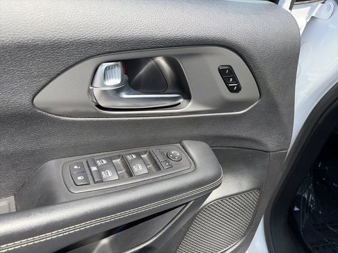 Used 2025 Chrysler Pacifica Select FWD image 18