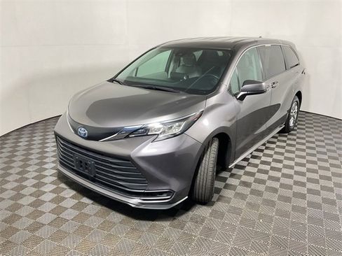 Used 2022 Toyota Sienna LE image 8
