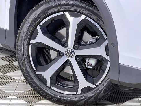 Used 2025 Volkswagen Tiguan SE image 10