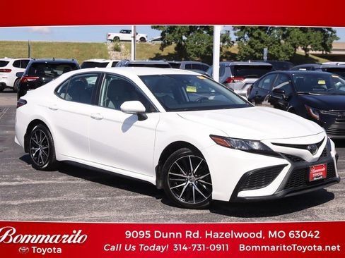 Used 2022 Toyota Camry SE FWD image 1