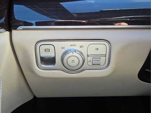 Used 2025 Mercedes-Benz GLE 450 4MATIC w/ Warmth & Comfort Package image 26