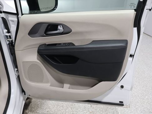 Certified 2024 Chrysler Pacifica Touring-L image 23